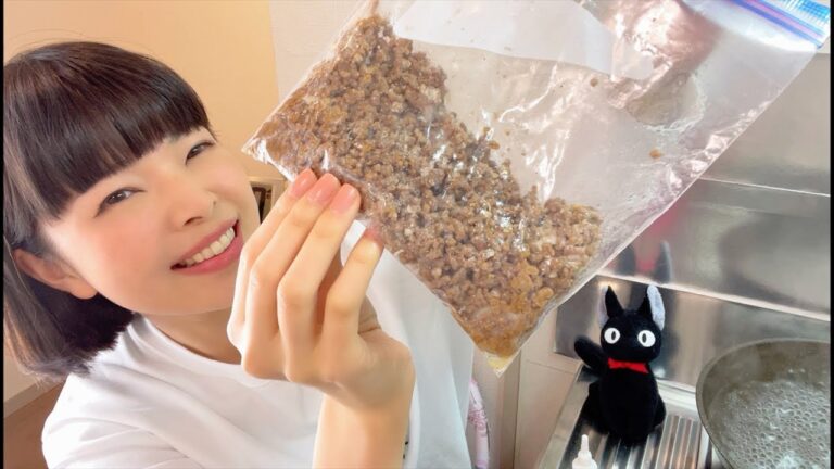 作り置きそぼろと炒り卵で2色丼♡玉ねぎのポン酢炒めも！