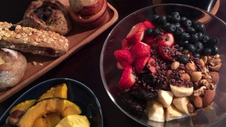 いちごとナッツをたっぷり入れた栄養満点ヨーグルト｜いちごとブルーベリー