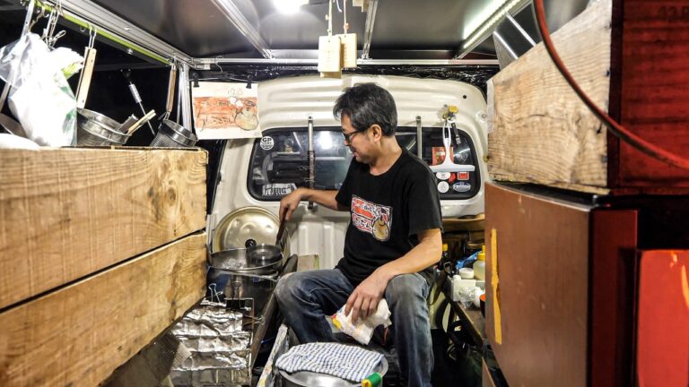 超極狭スペースで最高１２０杯。男ひとりの軽トラ屋台ラーメン屋に密着丨Japanese Street Food