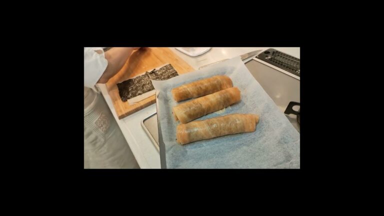 アスパラの板麩巻きは、アスパラガスの香りと板麩の食感が絶妙に絡み合った一品です。お好みでごまや刻みネギをトッピングすると風味豊かになります。ぜひお試しいただき、おしゃれな一品料理を楽しんでください。