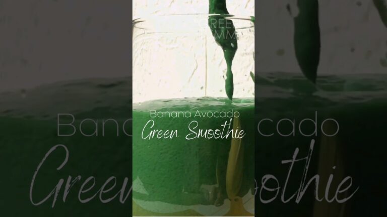 Start healthy with Green Smoothie :  Banana, Avocado, and a dash of Spirulina. 😋🍌🥑🌱