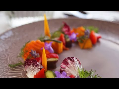 ピクルスサラダ盛り付けます。