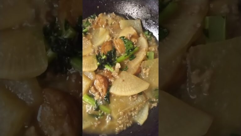 大根と挽肉、さつま揚げ、我が家の定番のちよつと甘めの煮物。