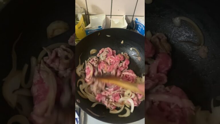 牛肉と玉ねぎ炒めてます。何ができるかな？　#料理 #牛肉 ＃フライパン