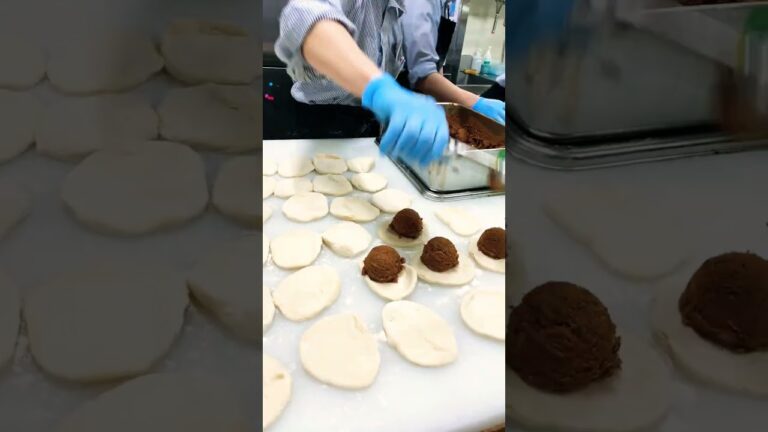 焼き立てパンの工程「匠のカレーパン詰め」毎日400個以上！！詰めに詰めています！！