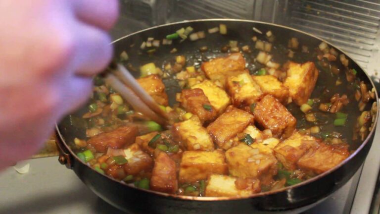 厚揚げ豆腐炒め味付けをする