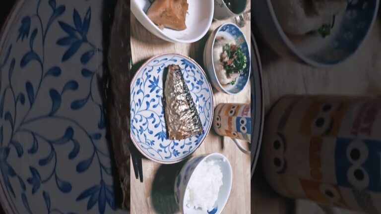 晩御飯は、御飯🍚と焼鯖と南瓜の煮物とほうれん草のお浸しと揚げ出し豆腐ですね。とても美味しそうですね。