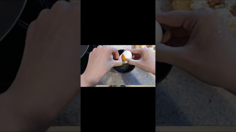 【在宅勤務の日のお昼ごはん】バターライスにふわとろ卵のせてオムライスにしてトマトソースをたっぷりかけた記録('∇')【ひとりごはんvlog】#Shorts