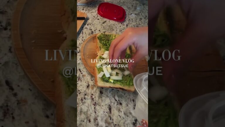 アメリカで一人暮らしブログ🏠アボカドトーストを作ってみた👀 #shorts