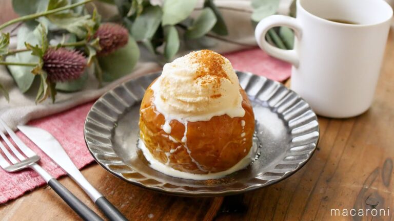 【レンジで作る丸ごと焼きりんご】りんご好き必見！熱々でジューシーなりんごと冷たいアイスが相性抜群♪｜macaroni（マカロニ）
