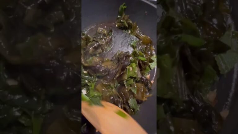 ニンニク炒めた後、生わかめ入れて炒めるよ。色が変わるね