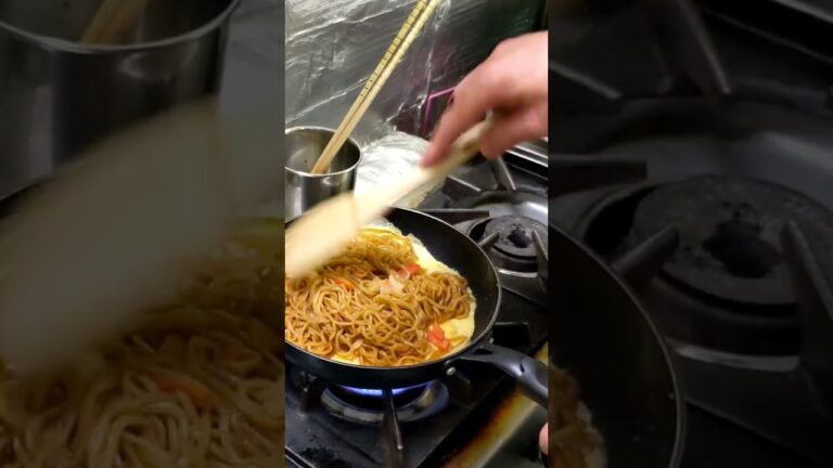 【焼そばを卵で包みます】#shorts #初心者 #喫茶店 #焼きそば　#オムライス#subscribe #howtomakeomurice #food