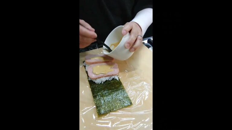 スパムとレタスのおにぎらーず