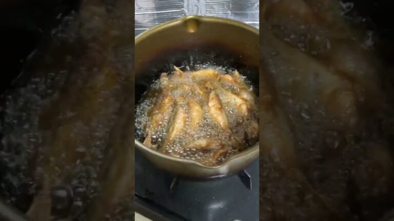 豆アジの唐揚げを揚げる