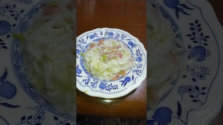 マロニーでサラダ🥗トマト🍅ハム 茹でたレタスとキャベツを混ぜマヨネーズと味塩で味付けました😋✌