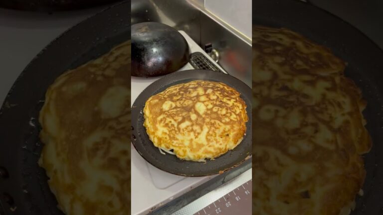 正月で余ったお餅を使える！お餅入りのお好み焼きを作ってみる #shorts