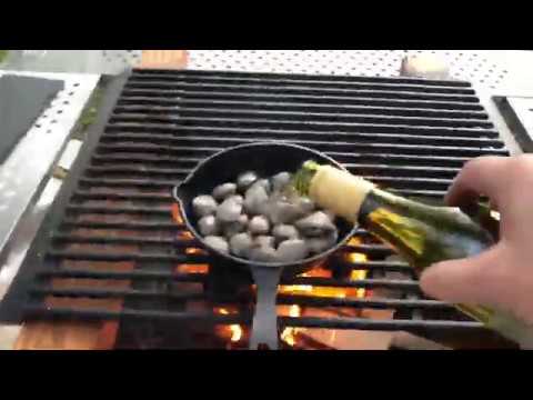 焚き火でクラムチャウダーとチキステーキ(和風オニオンジンジャーソース)