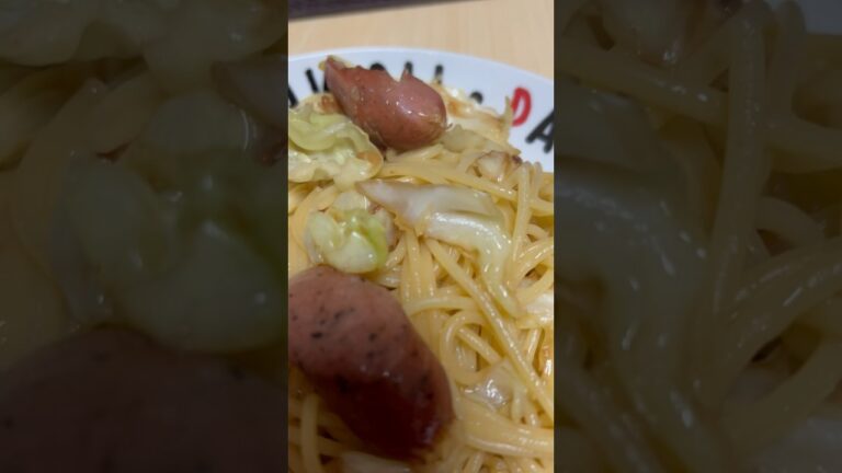 ソーセージをこの前買ったからとりあえずキャベツと一緒にしてパスタにした宇宙猫 #shorts #パスタ #ソーセージ #キャベツ #飯テロ #猫 #ギャ飯