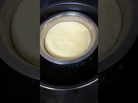 手作りプリン作成中　ボウルに卵牛乳砂糖入れて、鍋で温めてるとこ　Making handmade pudding: Put egg milk sugar in a bowl and warm it