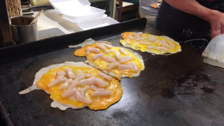 美味しいイカ焼きをひっくり返します！大阪B級グルメのキャベツ焼き120円！大阪名物イカ焼き