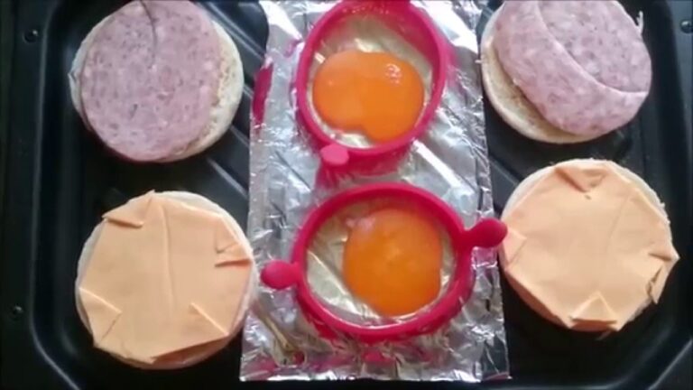 【食】ビストロでソーセージエッグマフィン