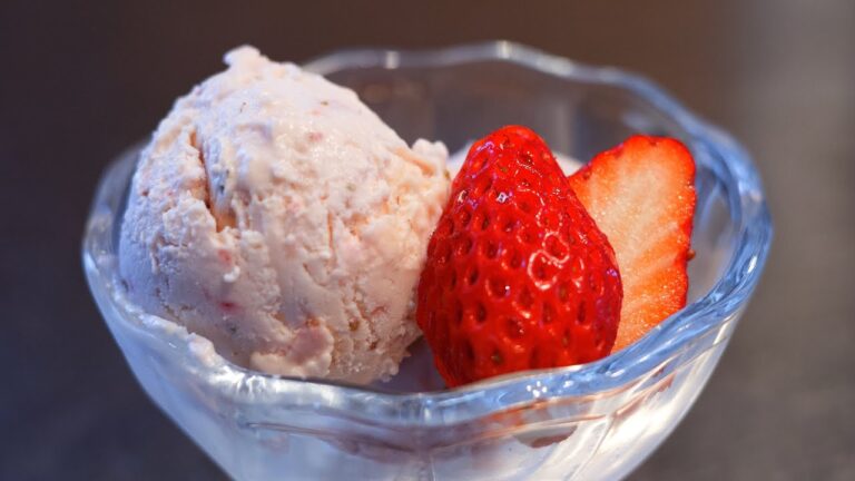 【簡単！いちごのアイスクリーム】材料3つだけ！混ぜて冷やすだけで簡単いちごのアイスクリームの作り方