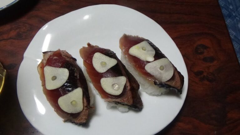 鰹のタタキ握り寿司　黒潮だれで美味しい！
