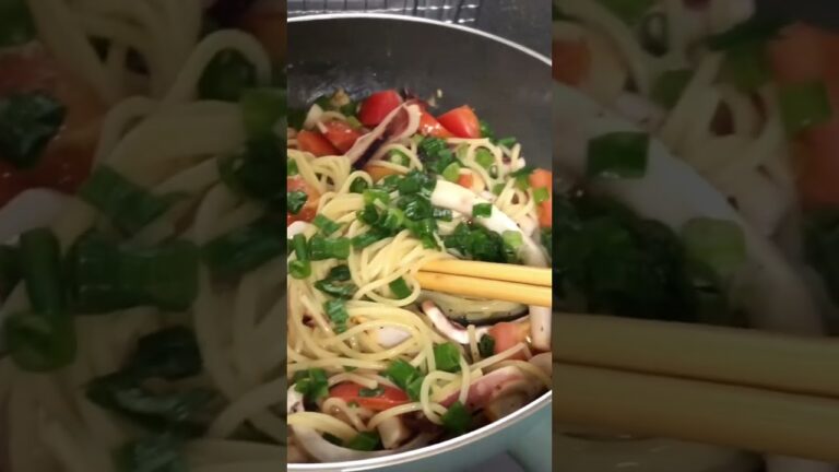 箔のある暮らし（イカとトマトのパスタ箔仕立て）