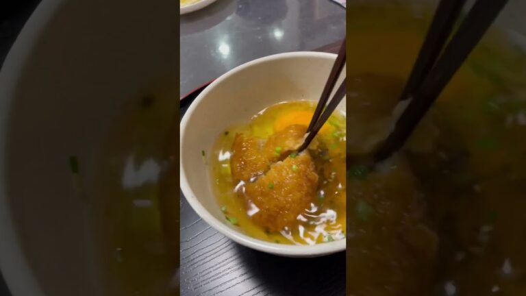 最近話題のコロッケそば。コロッケ追加、たまご追加。混ぜて食べてみて、すごくおいしいから。 #おいしい #飯テロ #ランチ #コロッケ #パトレイバー #そば