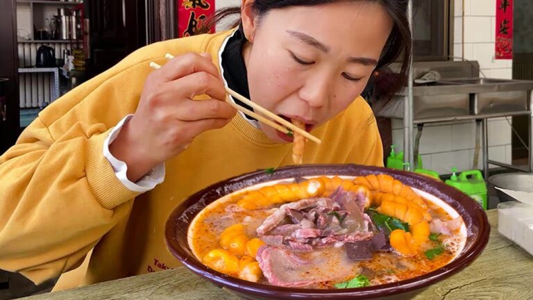 小勇帮粉丝买老黑酱，路过羊汤馆必须安排一碗，热腾腾的羊汤吃的太过瘾了！【农家的小勇】