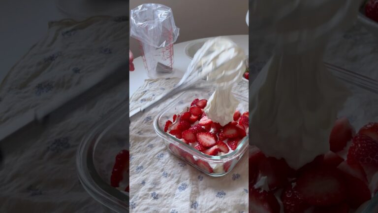 シロップとか何もなし！市販のスポンジとイチゴと生クリームでスコープケーキ🎂#クリスマスケーキ#クリスマス#手作りケーキ#スコップケーキ #christmas #merrychristmas