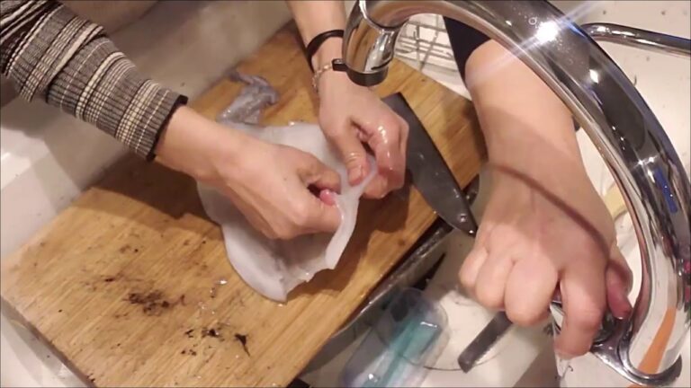 料理　水イカさばきました！おさしみとサラダに。福岡の友人宅にて。5人の女子でお料理してます。鶏肉と根菜の中華風煮物、豚とグリーンアスパラ炒め、豚とピーマン等お豆鼓味炒め。そら豆、糸島揚げ。ごちそう！