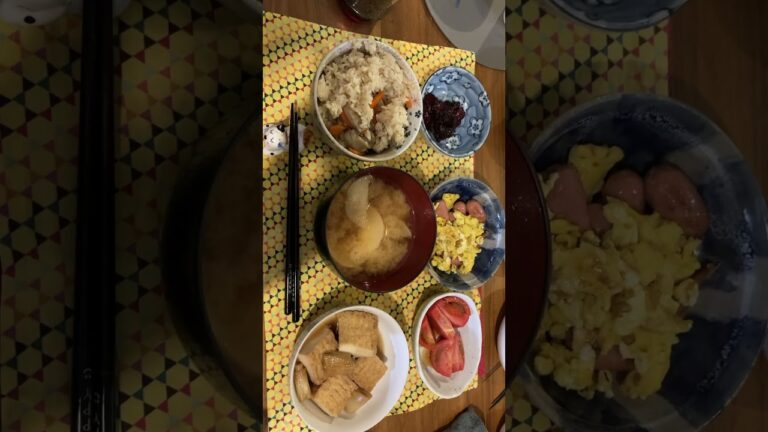 4月10日夕食　エリンギとにんじんの炊き込みご飯　ウインナーとスクランブルエッグ　冷やしトマト　厚揚げの煮物　柴漬け　大根とにんじんの味噌汁　体重維持　#食事日記