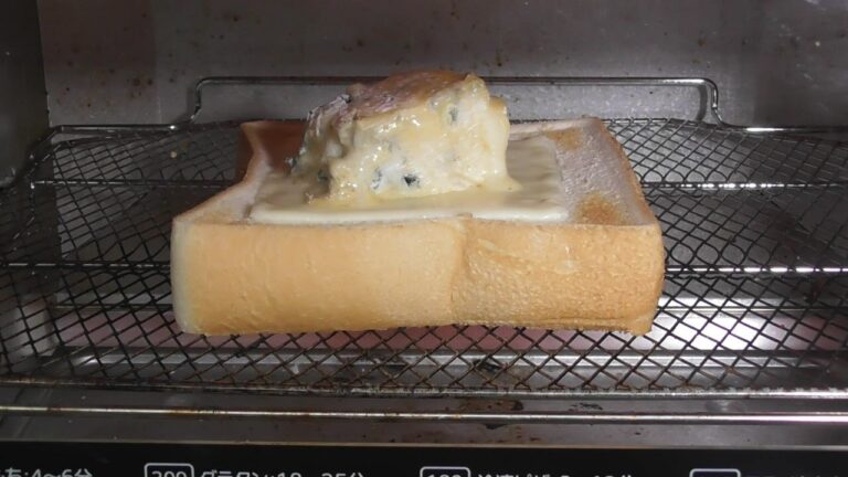 食パンにゴルゴンゾーラチーズとスライスチーズを乗せて２種のチーズトーストにしました(トースト146)