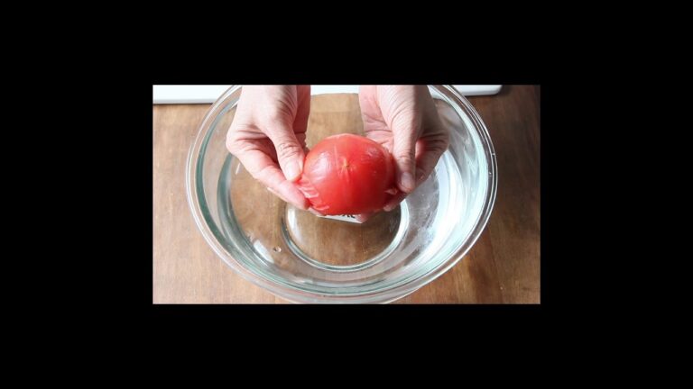 #shortsまるごと冷凍トマトの皮むき,冷凍トマトは水に1分つけると手でツルんと皮がむけるよ。ミニトマトは片手でツルんだよ！しかも味も濃い！！Peel the tomatoes by hand