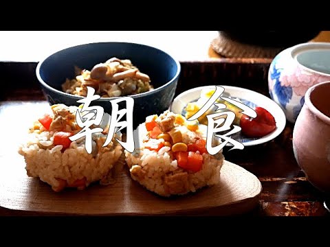 【朝食】おばあちゃんが作る朝食/がんもどき入りの味付けご飯/干した白菜と干しエビのお惣菜/蕎麦粉を熱湯で溶いただけの飲み物