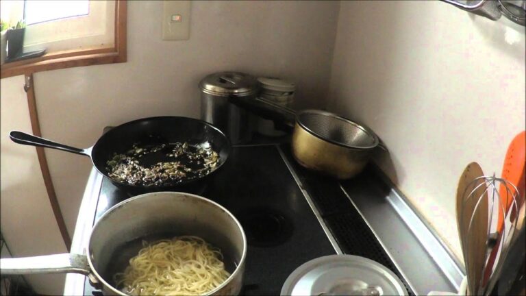 簡単！インスタントラーメンアレンジ　焦がしねぎと刻みねぎの白黒ラーメン