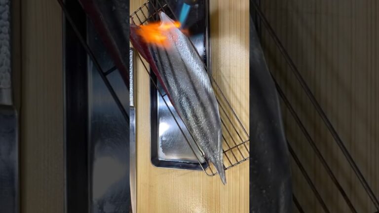 かつおを炙ります！カツオは戻り鰹の時期です！宮城のものは脂が少ないのが多いです！　#かつお　#カツオ　#鰹　#勝男　#ねぎお寿司 #ねぎお #宮城