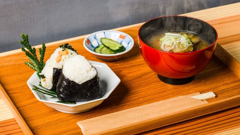 ５００年受け継がれる塩で握った至高のおにぎり！能登の塩屋が営むおむすび屋に密着丨Japanese Rice Ball