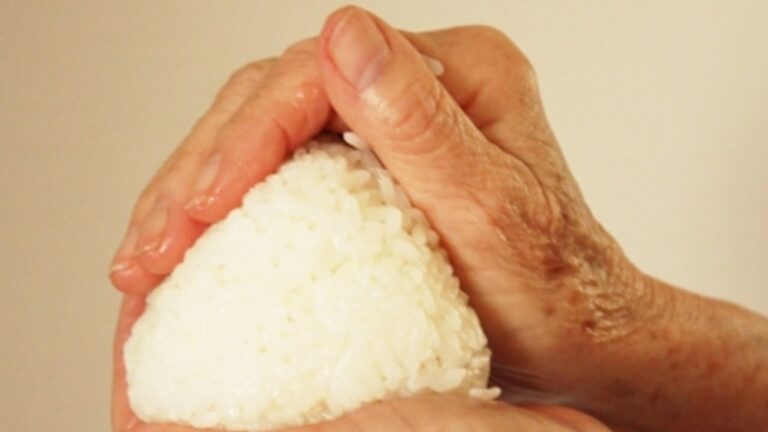 ありがとうおばあちゃん いつもとてもおいしいおにぎりのお弁当だったよ！ かわいいお弁当に憧れて酷いこと言っちゃて 無理させてごめんね。泣ける話 感動する話！！