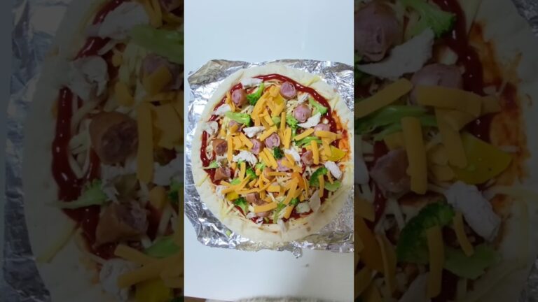 市販のピザにトッピングを足してみた🍕🦑🦐🥦#Shorts