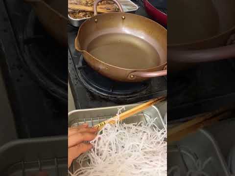 レタス包み（春雨を揚げる場面）DoCook銀座料理教室