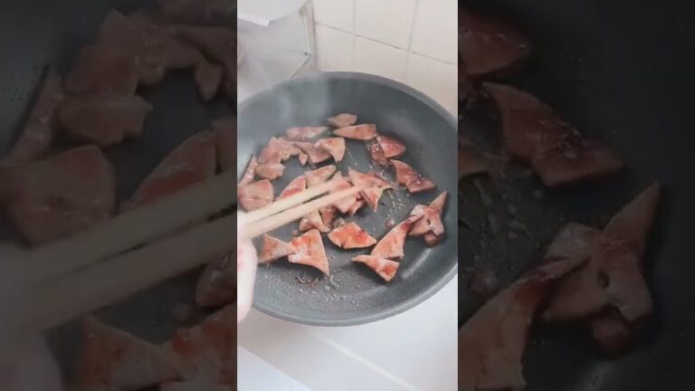 料理動画です。レバーを焼いていますね。今日はレバニラ炒め作ってます♪ #shorts