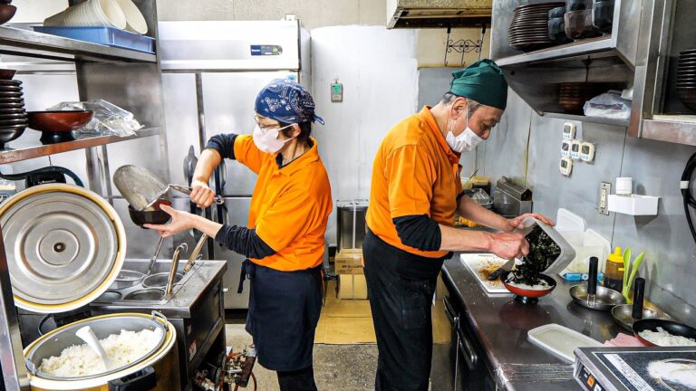 １日１４時間働く昭和最強夫婦。たった２人で労働者１７１人を捌く高コスパ男メシ食堂に密着。