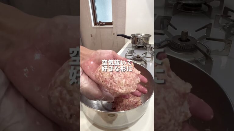 トンテキソースのハンバーグ 材料→豚挽肉・450g・冷やしたレンチン玉ねぎ・1個分・パン粉・45g・牛乳・60g・卵・1個 #recipe #簡単レシピ #簡単ごはん #ハンバーグ