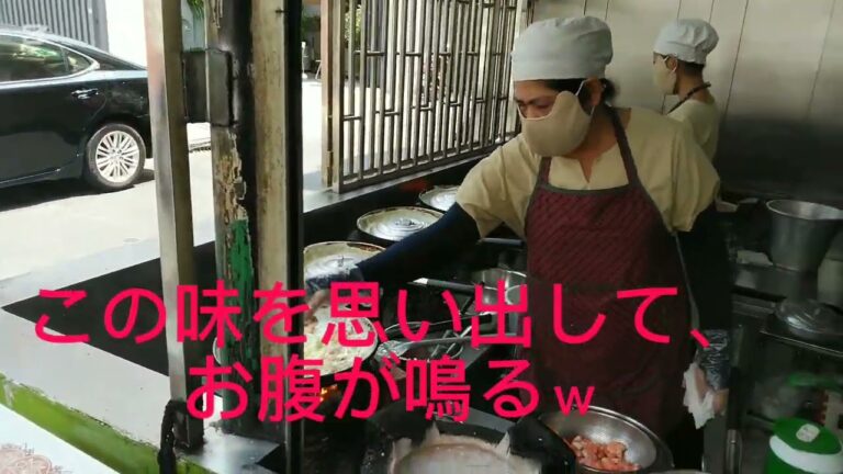 ベトナム風お好み焼き、バインセオを作ってる様子