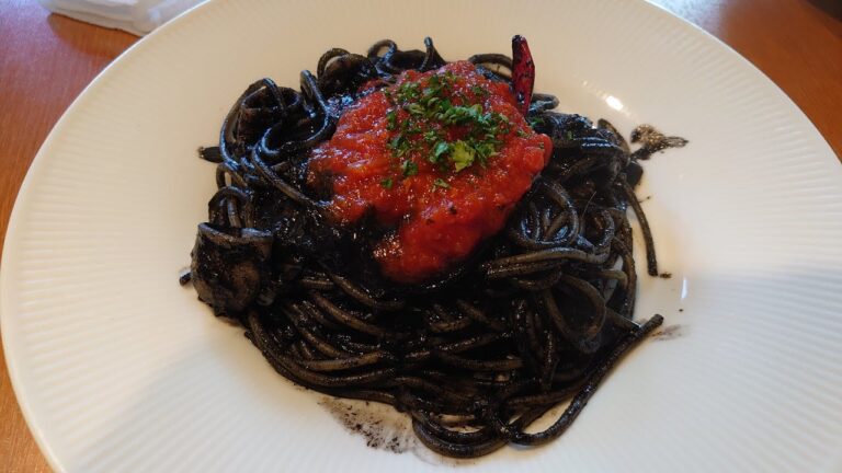 福岡市早良区の『Ｏｌｉｖｅ』さんのイカスミパスタを室見川を眺めながら食べてみた。