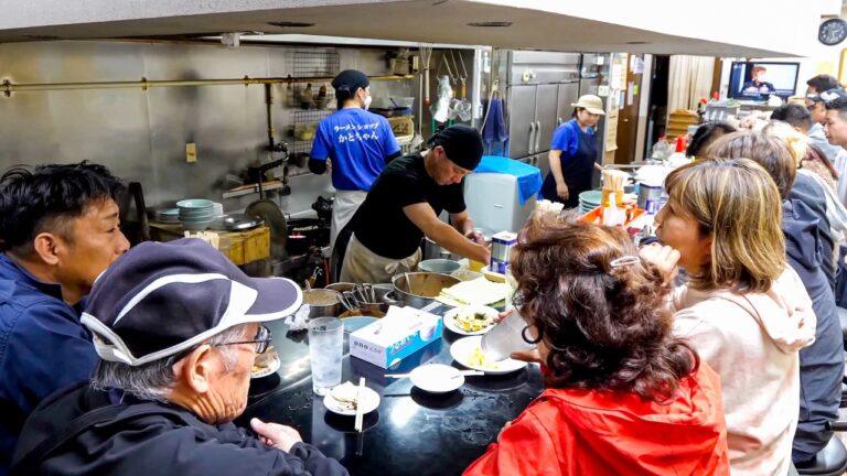 深夜２時に満席！２４時間働き続ける激ウマラーメン食堂の営業に密着！