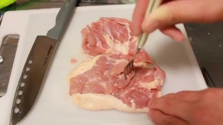 鶏もも肉にフォークで穴を作る