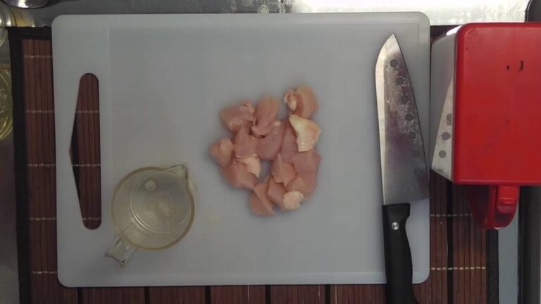 簡単でたんぱく質豊富！鶏ムネ肉とモヤシのレンジ蒸し